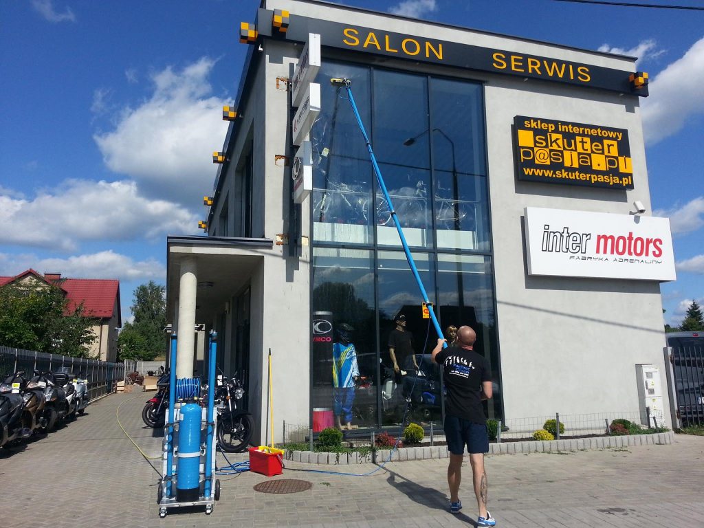 Mycie okien na wysokościach Kielce – technologia bez smug